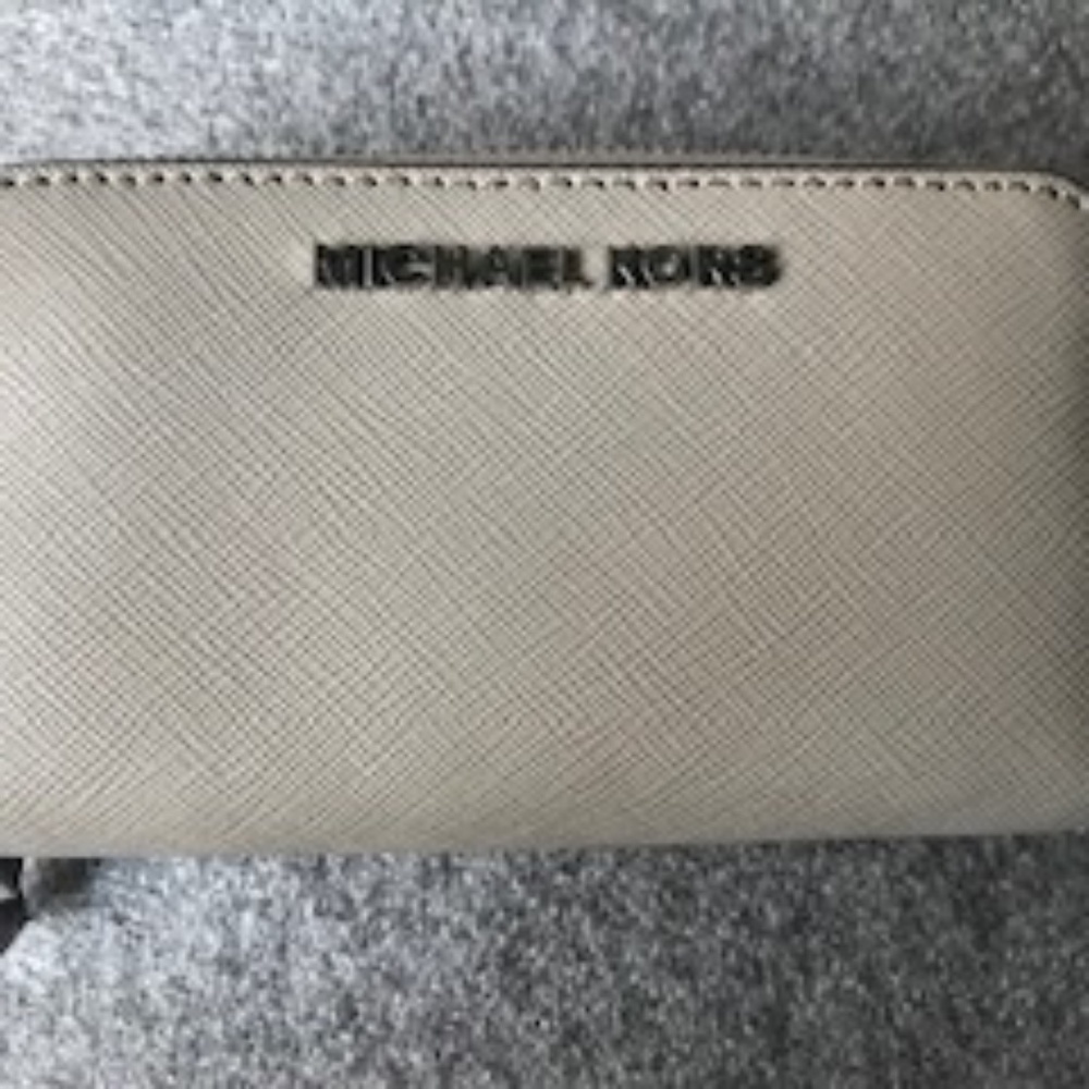 Micheal Kors jet set small zip around card case